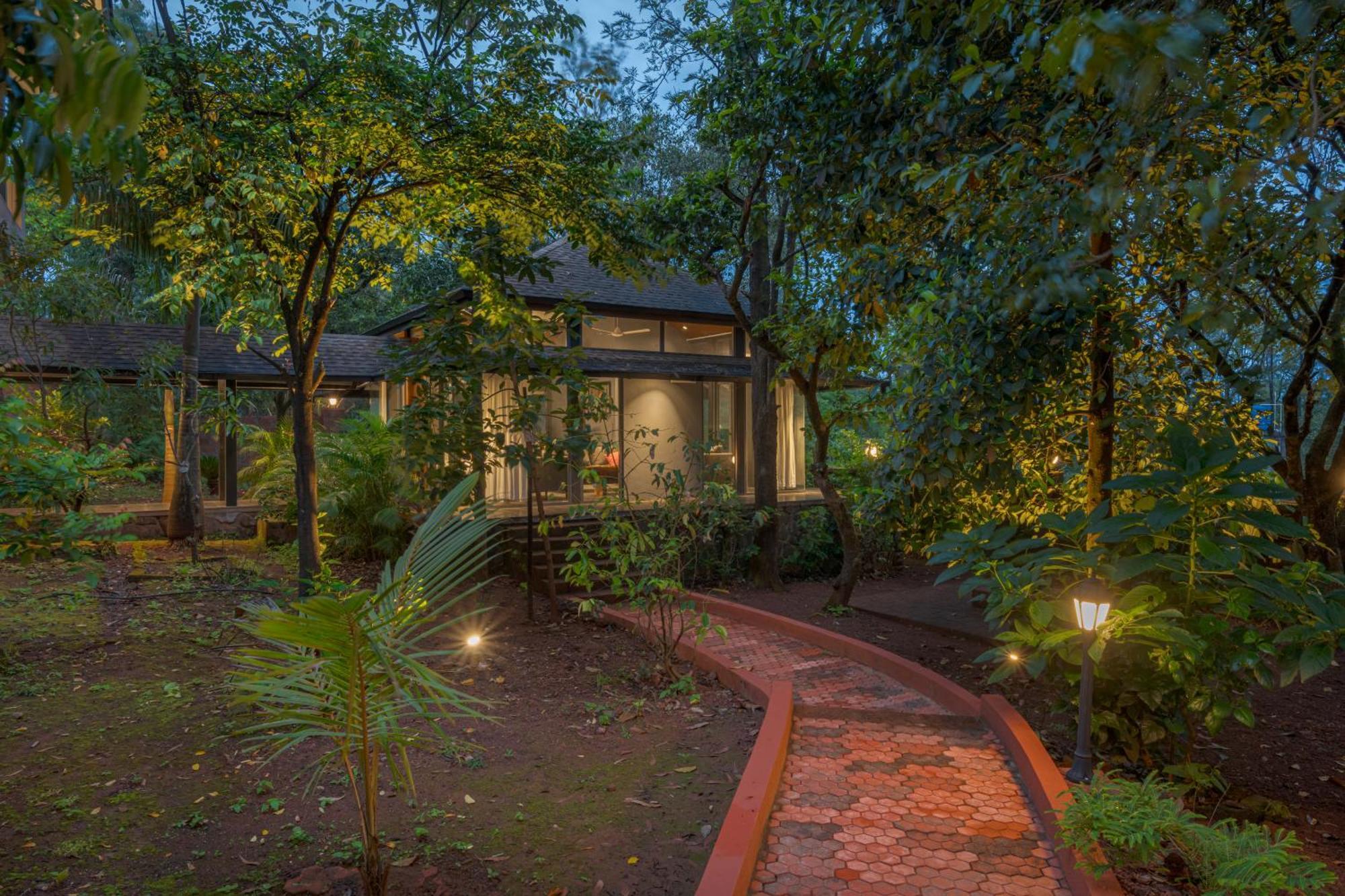 Saffronstays The Glasshouse, Panchgani - Beautiful Glass Villa For Couples エクステリア 写真