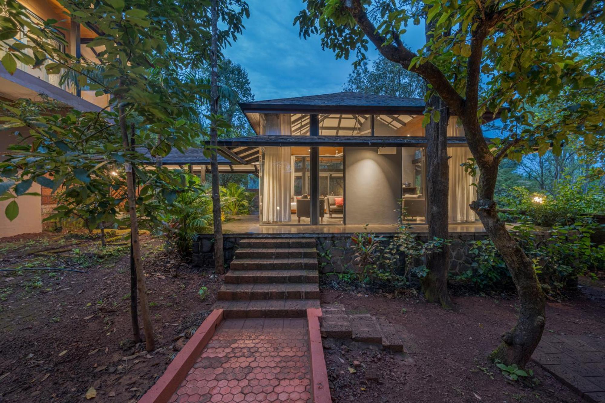 Saffronstays The Glasshouse, Panchgani - Beautiful Glass Villa For Couples エクステリア 写真
