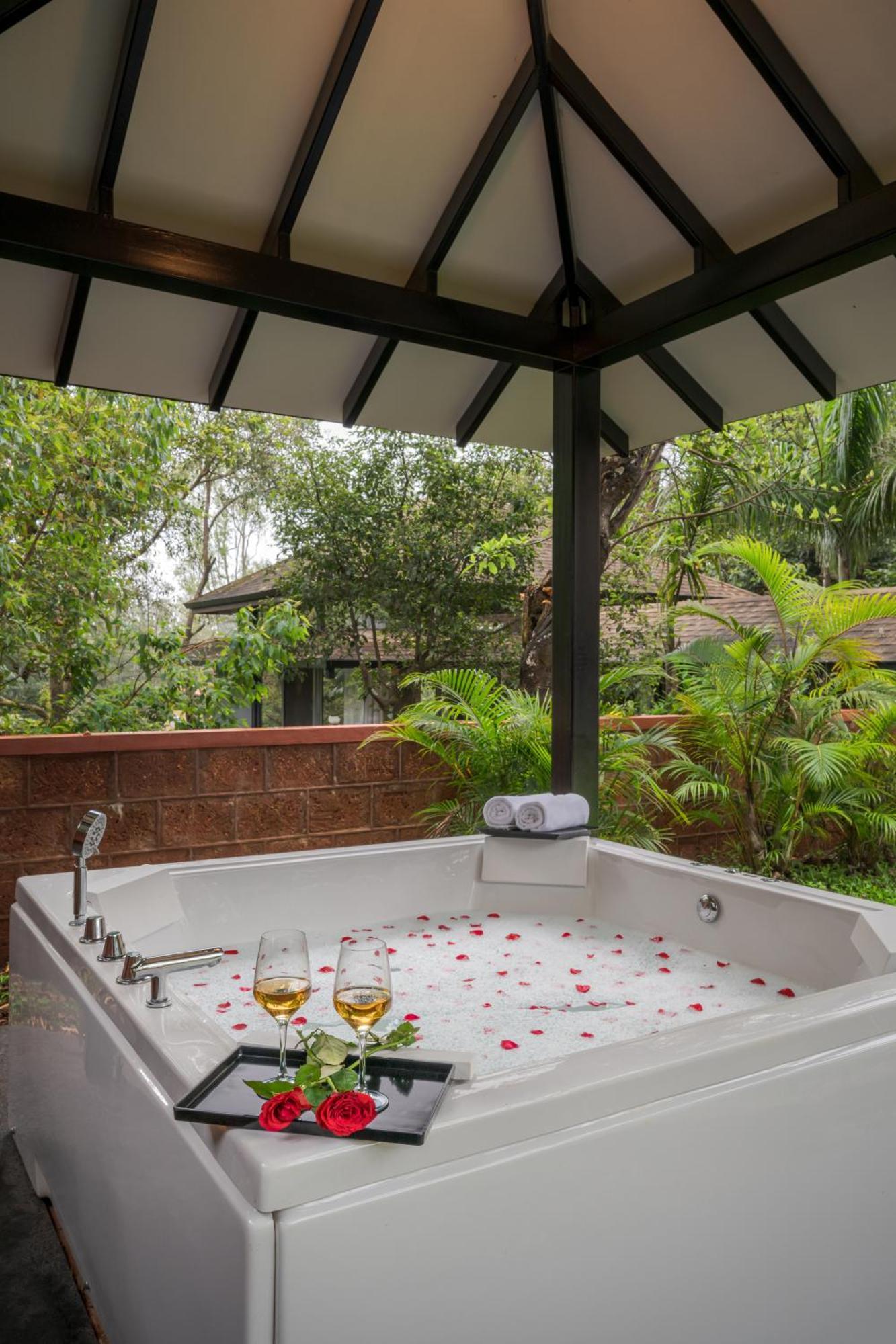 Saffronstays The Glasshouse, Panchgani - Beautiful Glass Villa For Couples エクステリア 写真