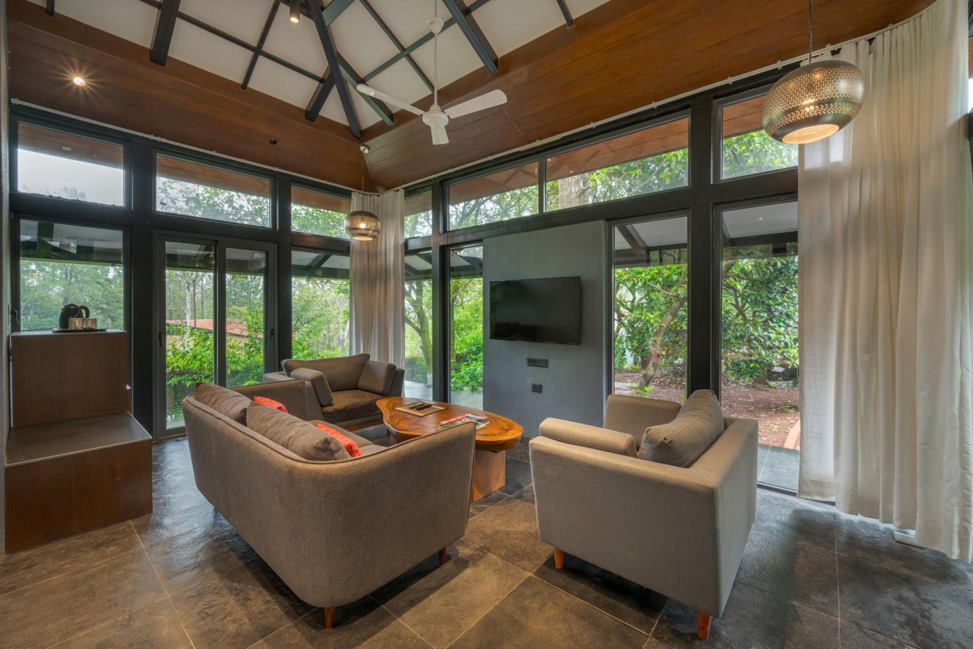 Saffronstays The Glasshouse, Panchgani - Beautiful Glass Villa For Couples エクステリア 写真