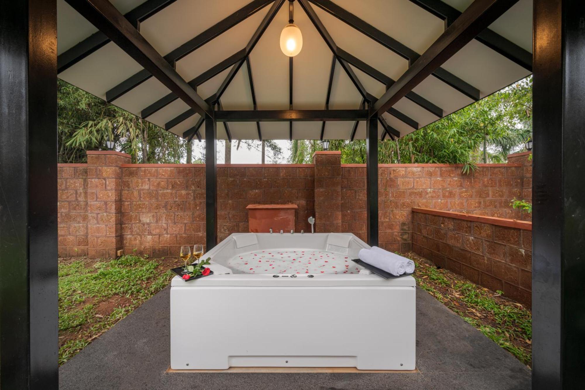 Saffronstays The Glasshouse, Panchgani - Beautiful Glass Villa For Couples エクステリア 写真